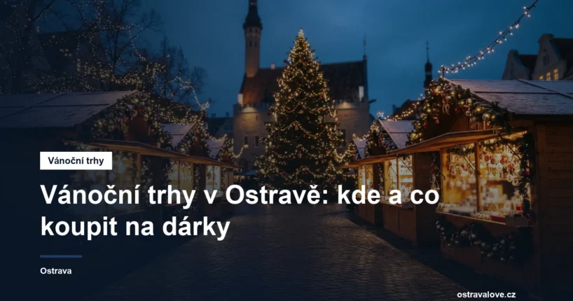 Osvětlené stánky vánočních trhů na náměstí