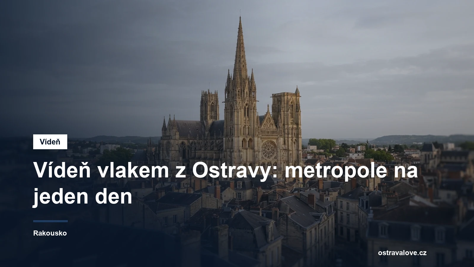 Gotická katedrála nad střechami historického města