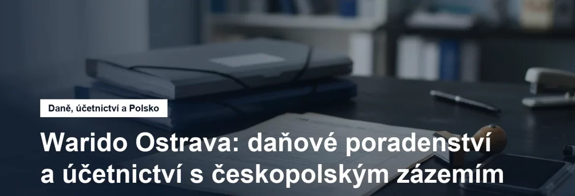 Stůl daňové kanceláře s přiznáním, razítkem a deskami spisů