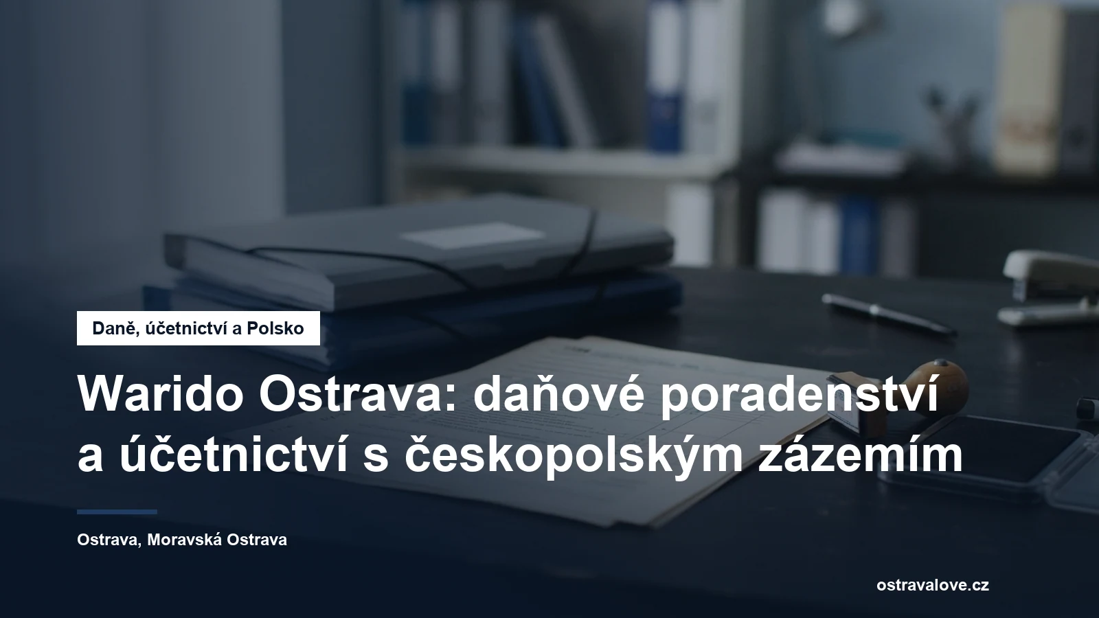 Stůl daňové kanceláře s přiznáním, razítkem a deskami spisů