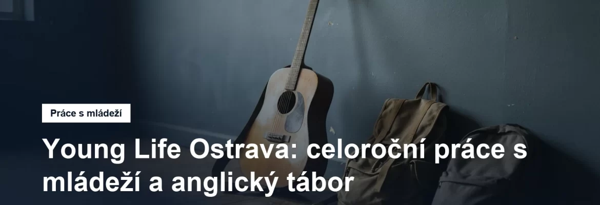 Batohy a kytara u zdi klubovny