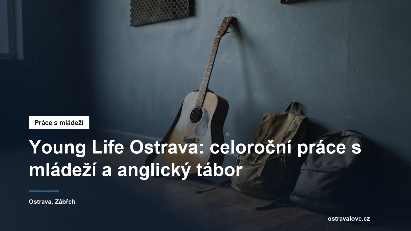 Batohy a kytara u zdi klubovny