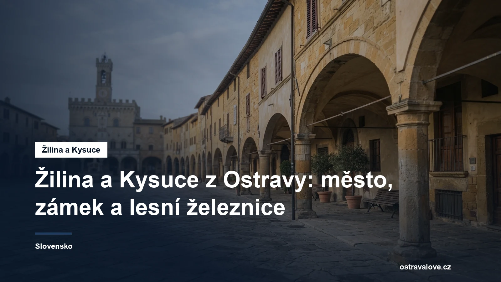 Historické náměstí s podloubím ve slovenském městě