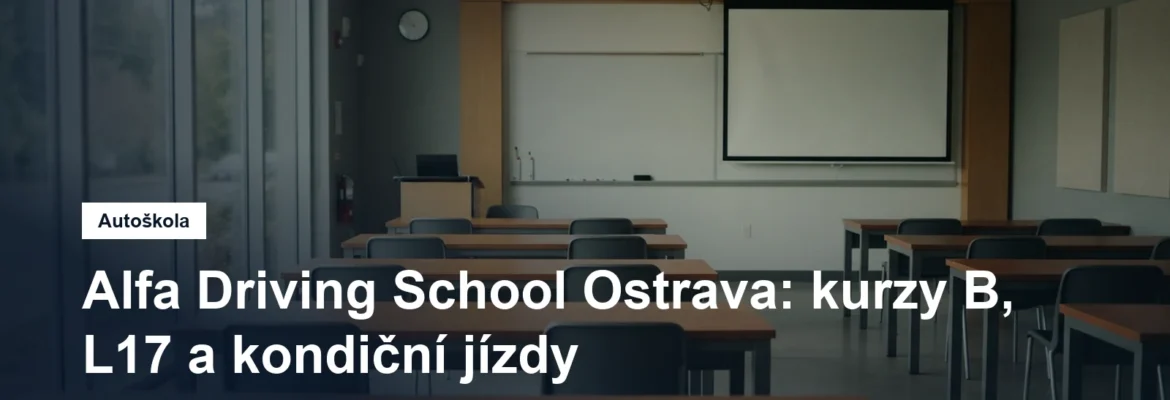 Prázdná učebna autoškoly s lavicemi a tabulí