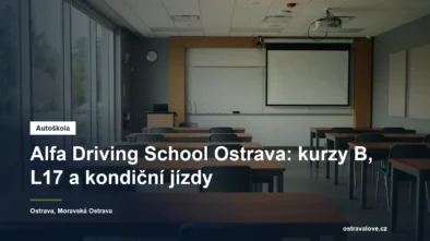 Prázdná učebna autoškoly s lavicemi a tabulí