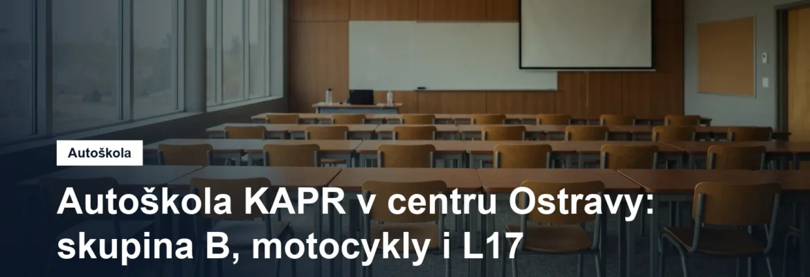 Prázdná učebna autoškoly s lavicemi a tabulí