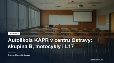 Prázdná učebna autoškoly s lavicemi a tabulí