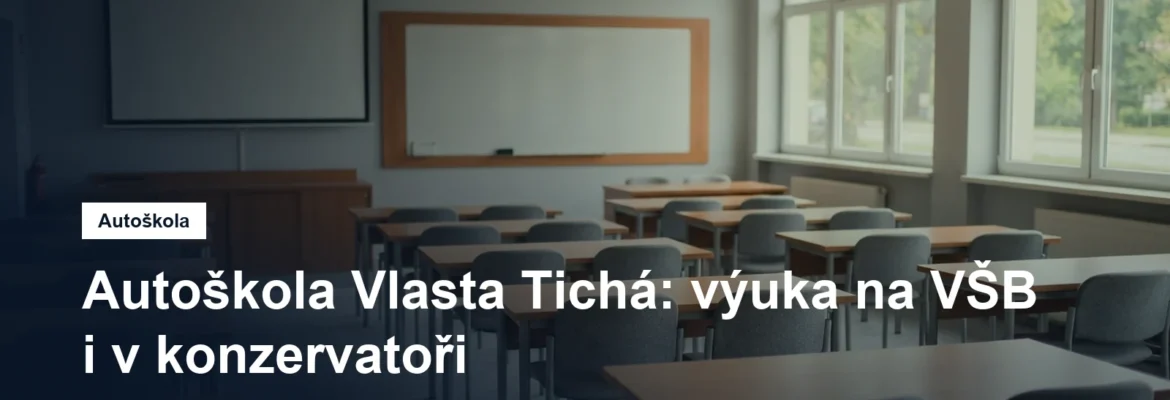 Prázdná učebna autoškoly s lavicemi a tabulí