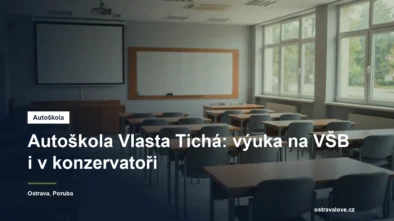 Prázdná učebna autoškoly s lavicemi a tabulí