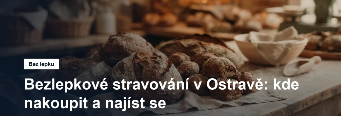 Bochníky tmavého chleba a pečivo na dřevěném pultu pekárny