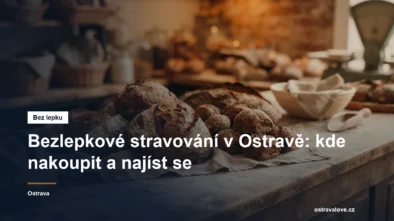 Bochníky tmavého chleba a pečivo na dřevěném pultu pekárny