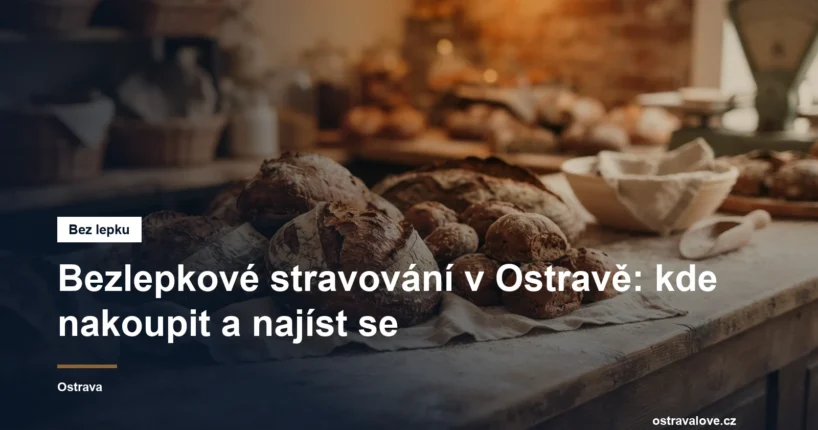 Bochníky tmavého chleba a pečivo na dřevěném pultu pekárny