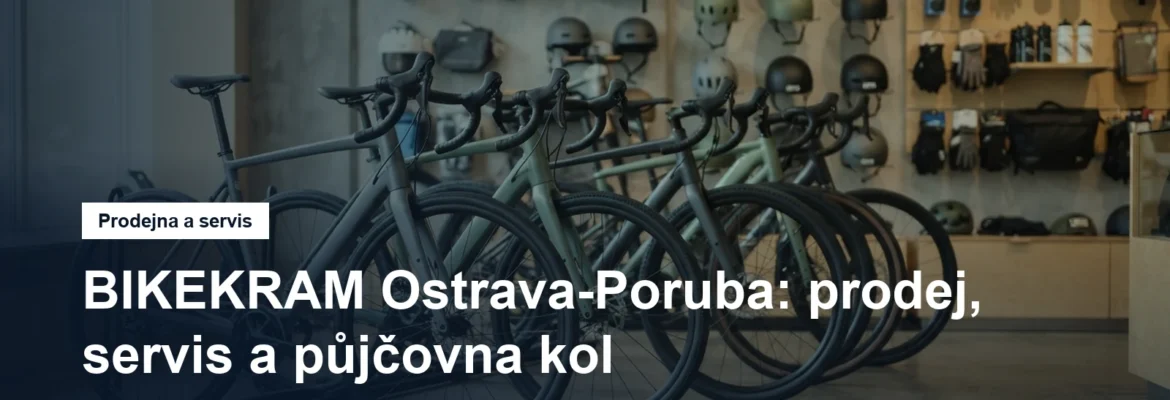 Řada nových kol v prodejně, na stěně přilby a doplňky