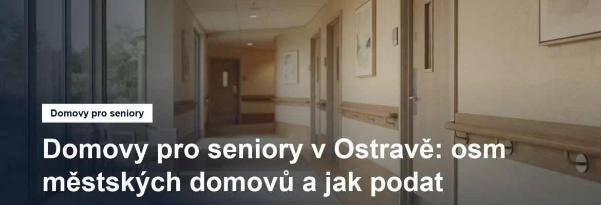 Prosvětlená chodba pobytového zařízení s madlem podél stěny