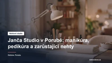 Uklizený manikérský stolek s lampou a nástroji