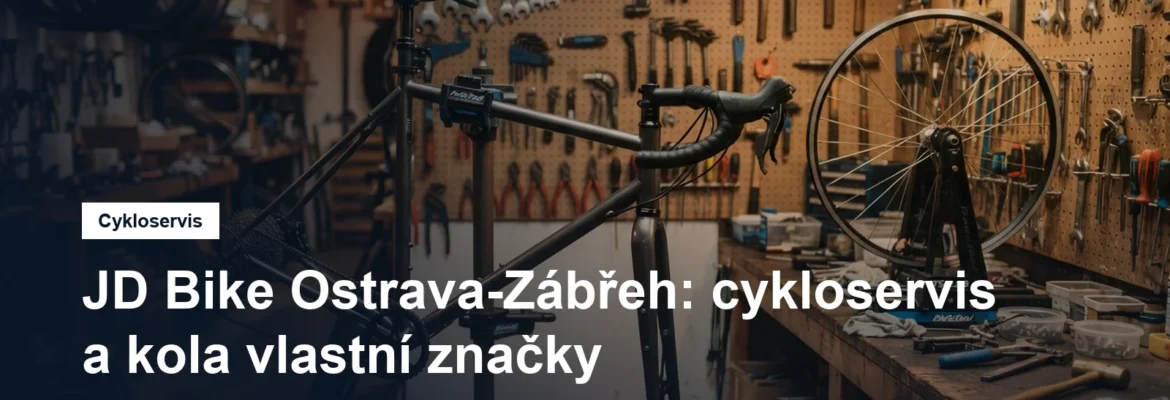 Montážní stojan v cyklodílně s nářadím a centrovací stolicí