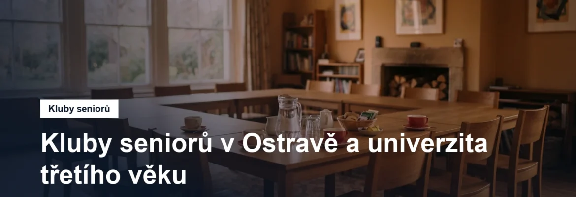 Klubovna se stoly, židlemi a šálky na kávu