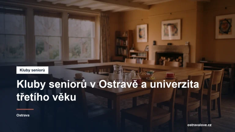 Klubovna se stoly, židlemi a šálky na kávu
