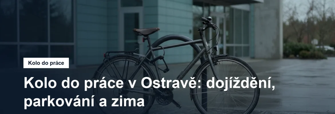 Stojan s uzamčeným kolem před vstupem do budovy