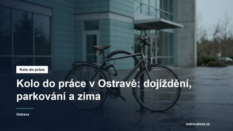 Stojan s uzamčeným kolem před vstupem do budovy