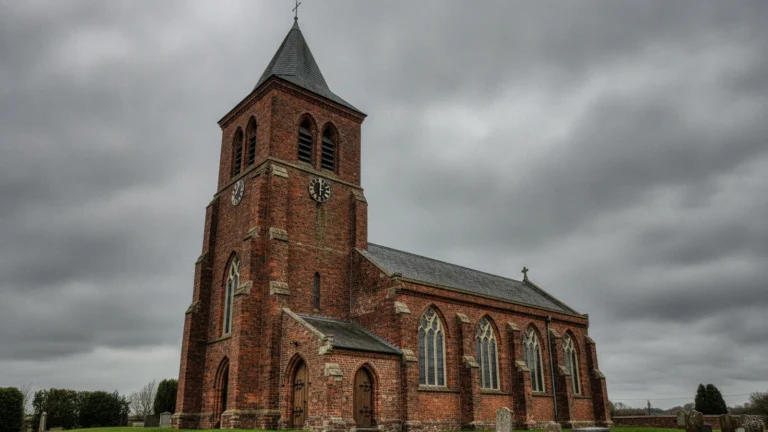 Novogotický kostel s vysokou hranolovou věží