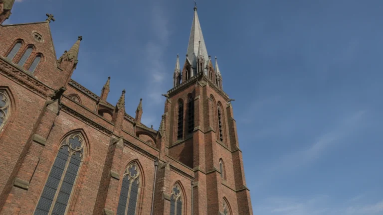 Novogotický cihlový kostel s vysokou věží