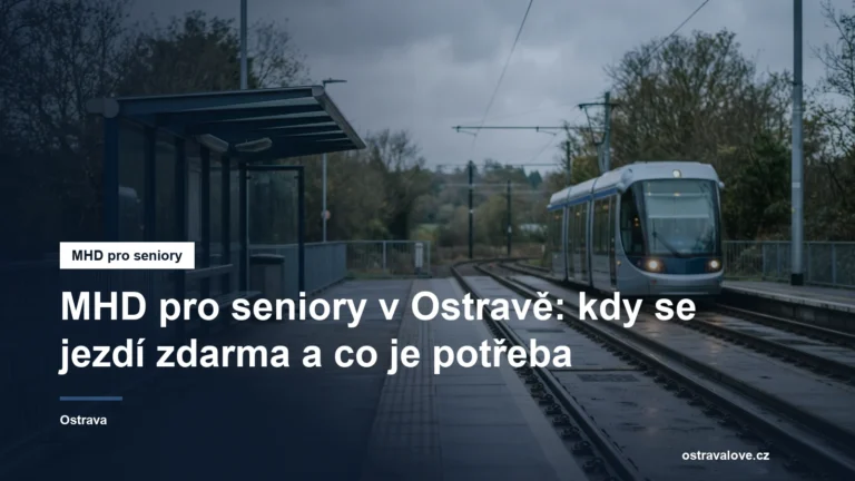 Prázdná tramvajová zastávka s přístřeškem a nízkopodlažním vozem