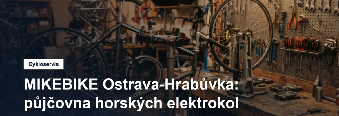 Montážní stojan v cyklodílně s nářadím a centrovací stolicí
