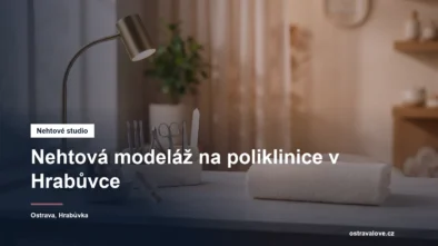 Uklizený manikérský stolek s lampou a nástroji