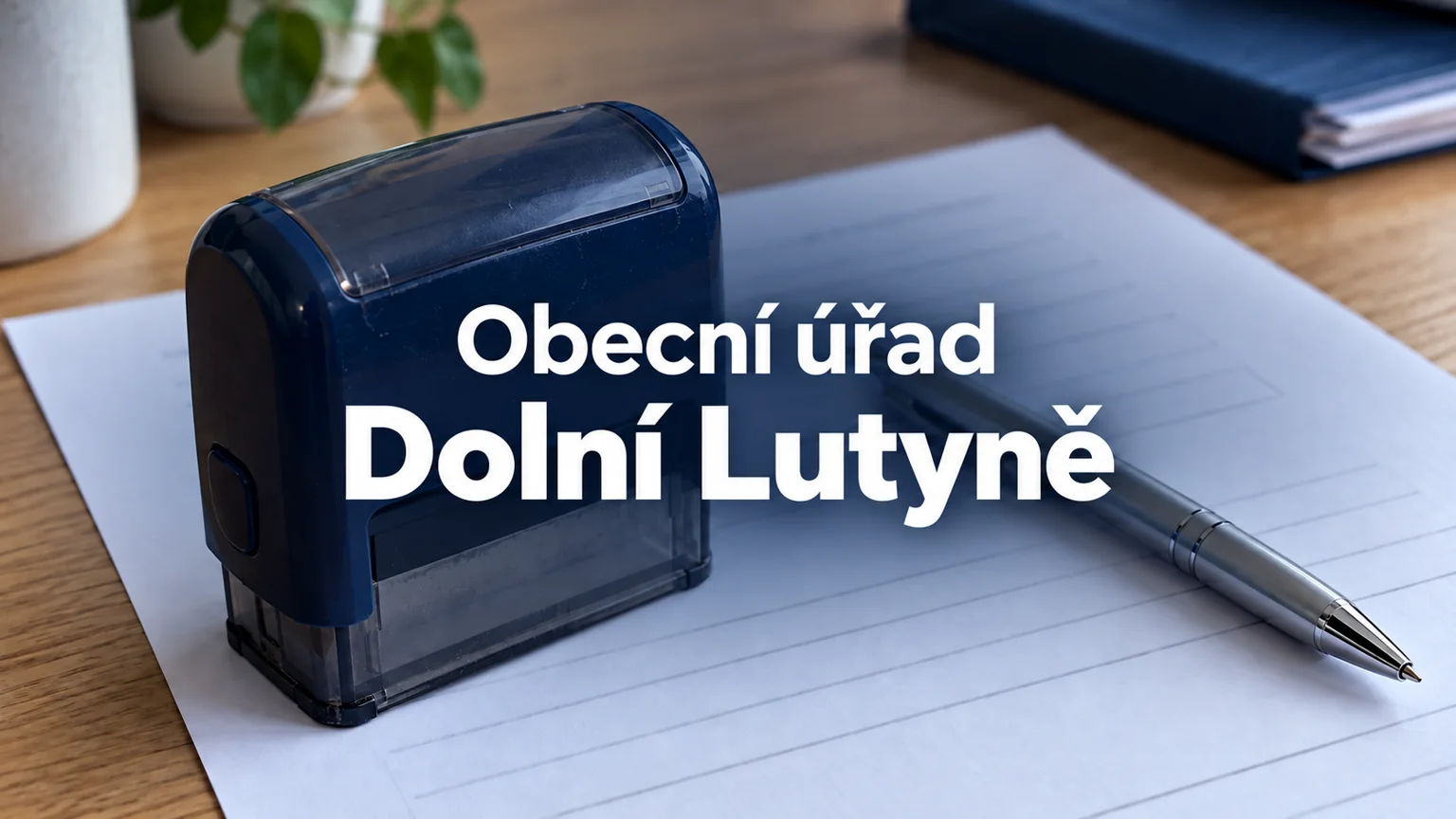 Razítko a pero na dokumentu s nápisem Obecní úřad Dolní Lutyně