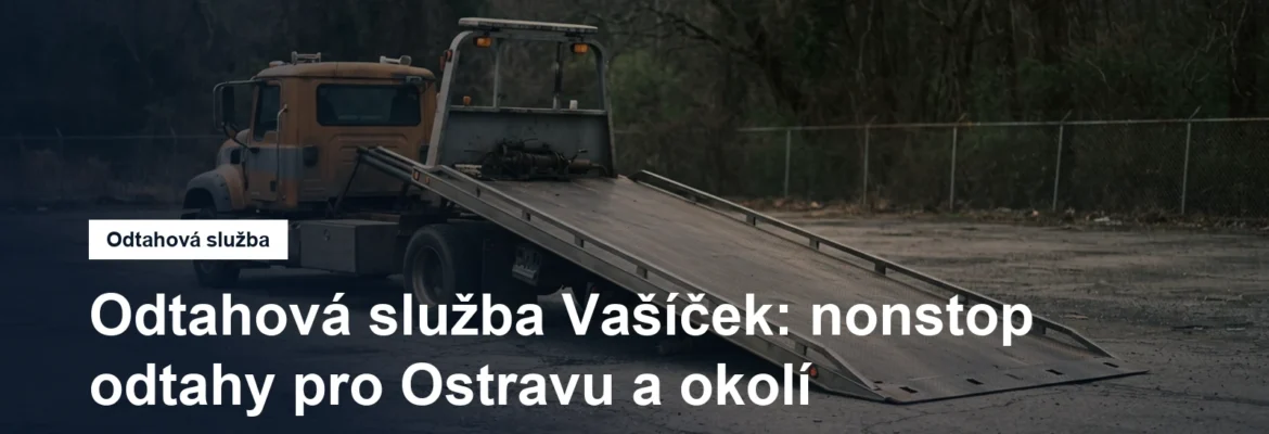 Odtahový vůz se sklopenou plošinou na asfaltové ploše