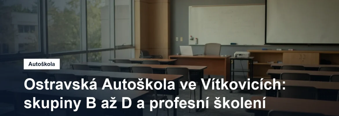 Prázdná učebna autoškoly s lavicemi a tabulí