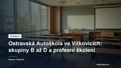 Prázdná učebna autoškoly s lavicemi a tabulí