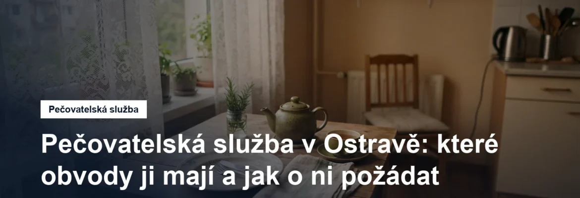 Kuchyňský stůl v bytě s prostřeným talířem a konvicí na čaj