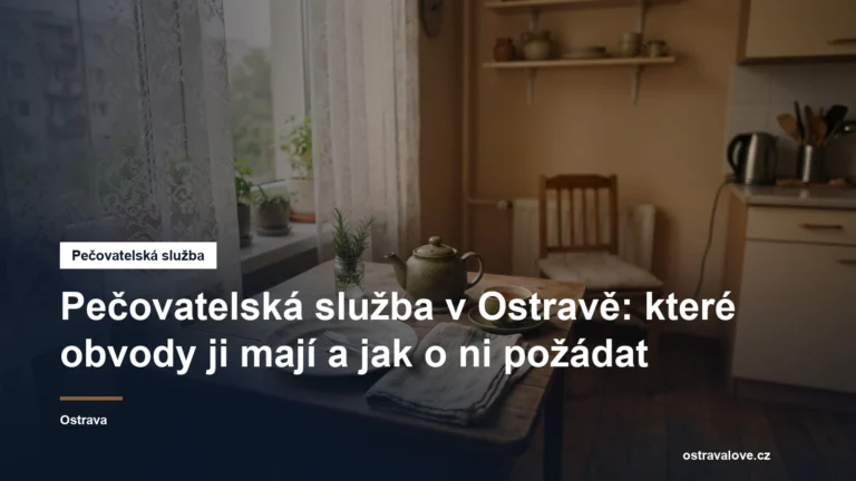 Kuchyňský stůl v bytě s prostřeným talířem a konvicí na čaj