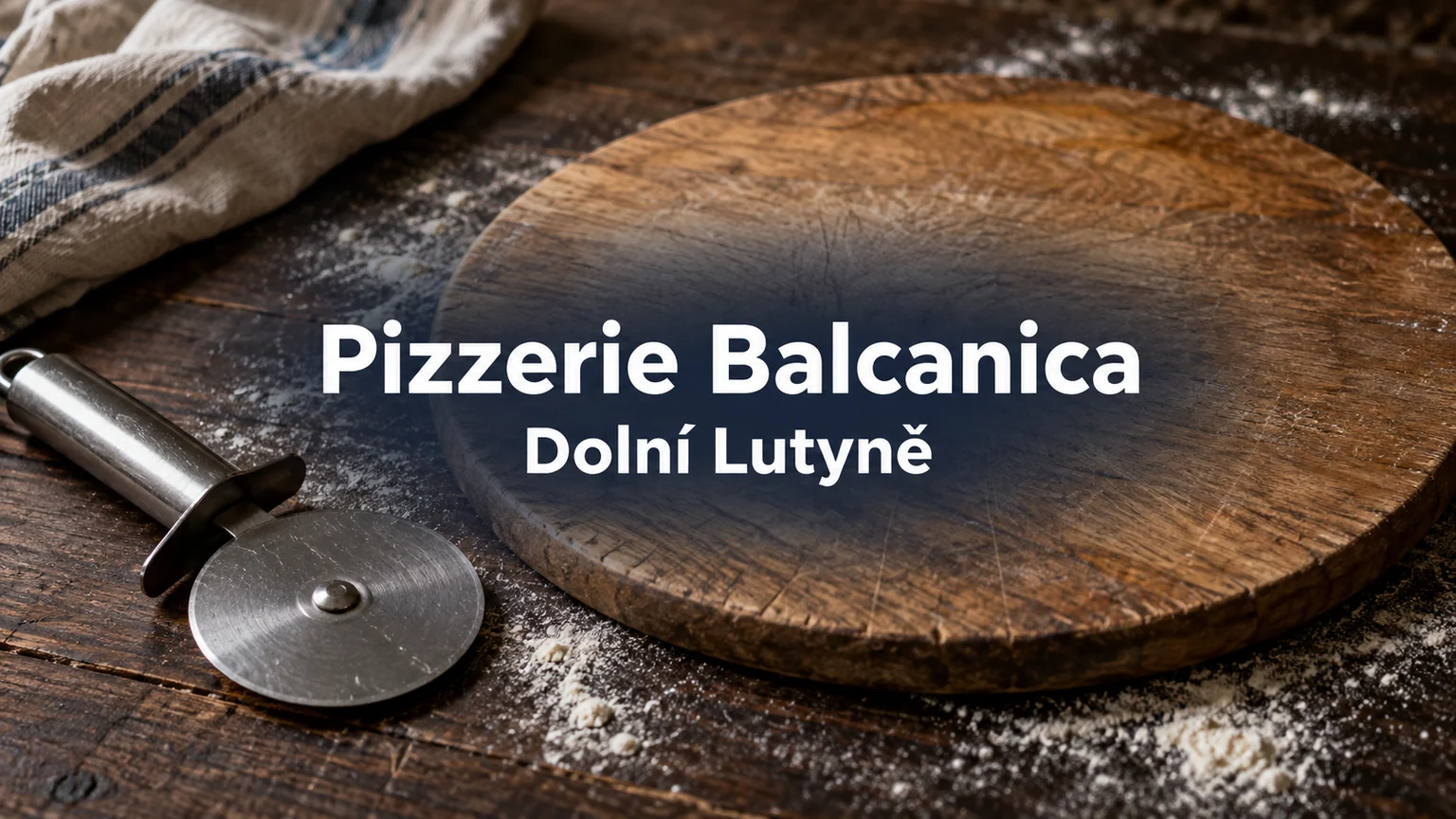 Kráječ pizzy a prázdné dřevěné prkénko – Pizzerie Balcanica, Dolní Lutyně