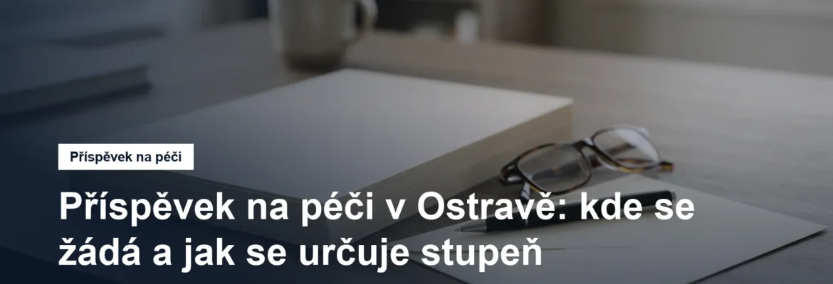 Úřední stůl s formuláři, obálkou a brýlemi