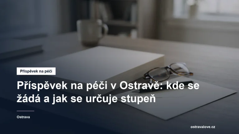 Úřední stůl s formuláři, obálkou a brýlemi