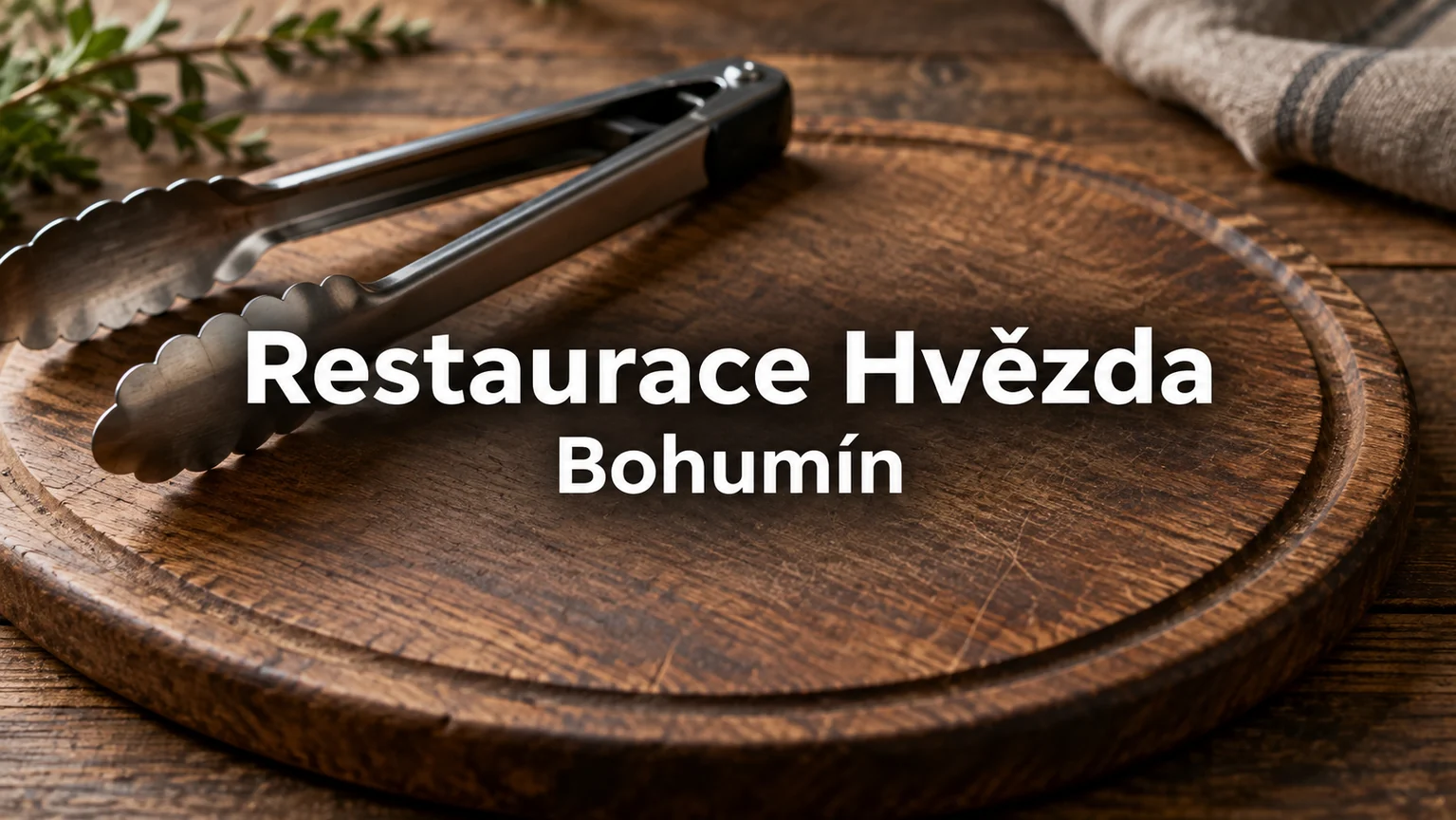 Grilovací kleště a prázdné prkénko – Restaurace Hvězda, Bohumín