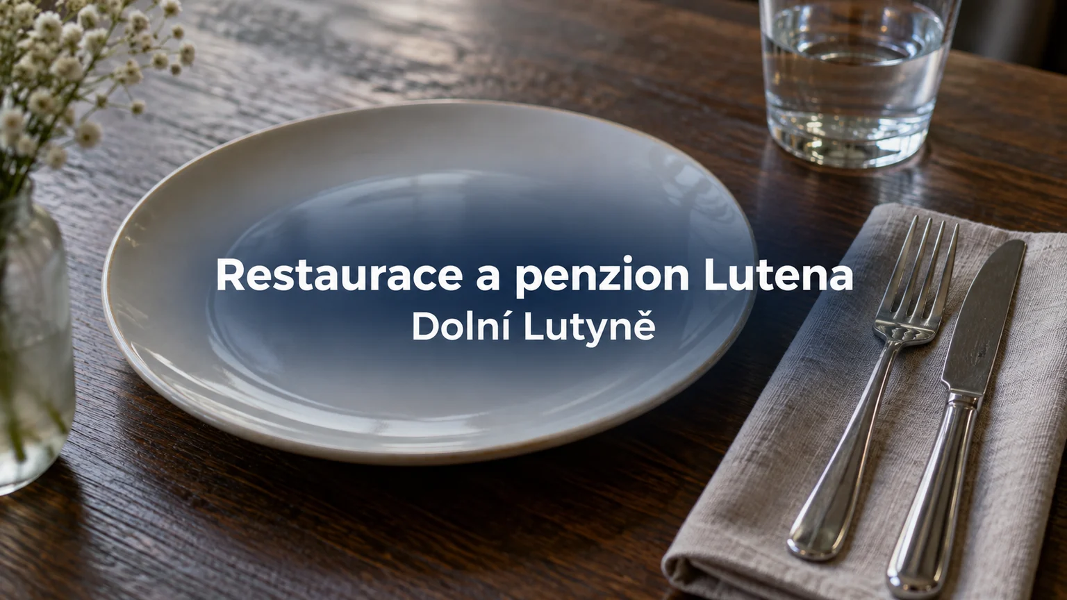 Prázdný talíř a příbor na lněném ubrousku – Restaurace a penzion Lutena, Dolní Lutyně