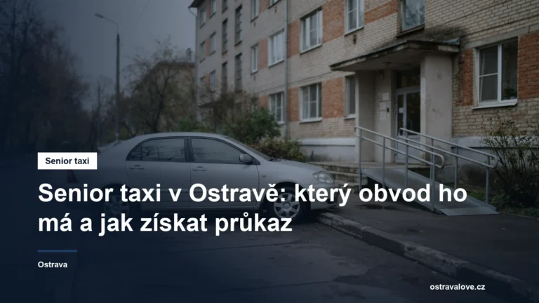 Osobní vůz stojící u obrubníku před vchodem do panelového domu