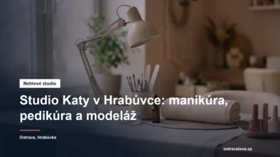 Uklizený manikérský stolek s lampou a nástroji