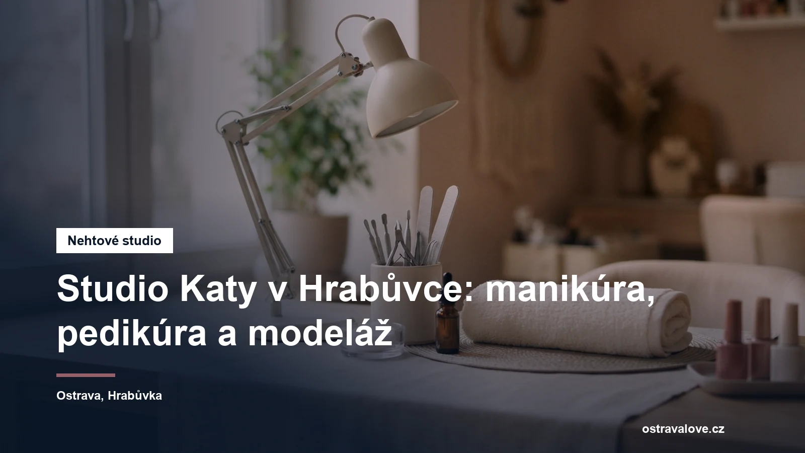 Uklizený manikérský stolek s lampou a nástroji