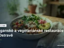 Miska s rostlinným jídlem, zeleninou a luštěninami na dřevěném stole
