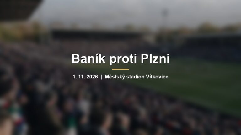 Rozmazaný fotbalový stadion s fanoušky na tribuně a zeleným trávníkem s nápisem Baník proti Plzni