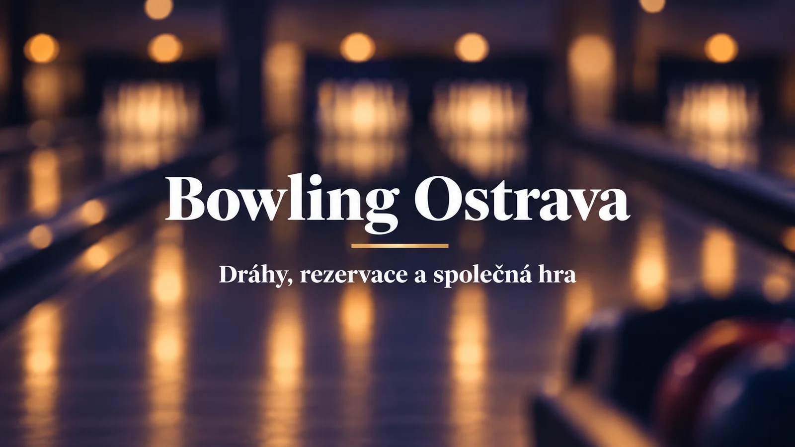 Bowling Ostrava, dráhy a rezervace: bílý název a zlatá linka na rozostřeném bowlingovém pozadí