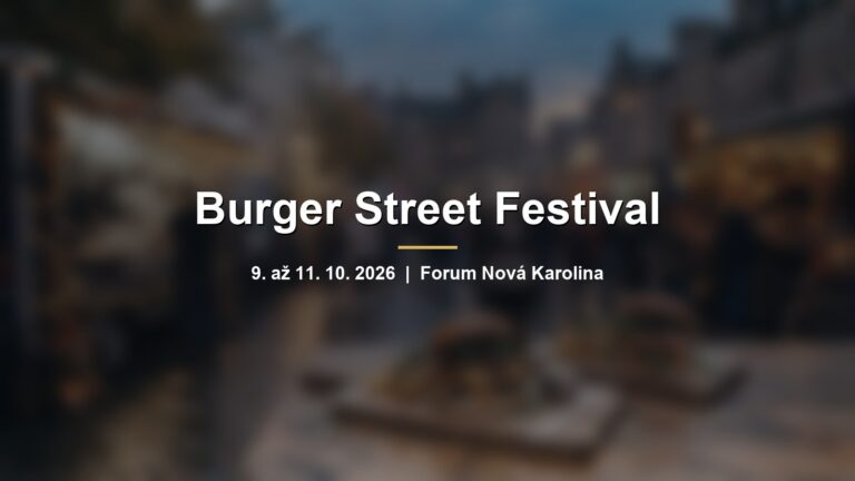Rozmazané stánky street food festivalu se světýlky a nápisem Burger Street Festival