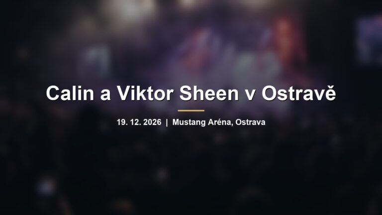 Rozmazaná fialová světla rapového koncertu v hale s nápisem Calin a Viktor Sheen v Ostravě