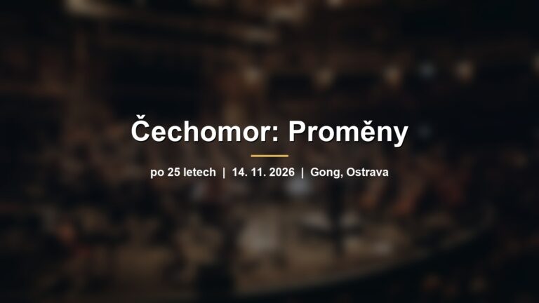 Rozmazané pódium s orchestrem v kruhovém koncertním sále s nápisem Čechomor: Proměny