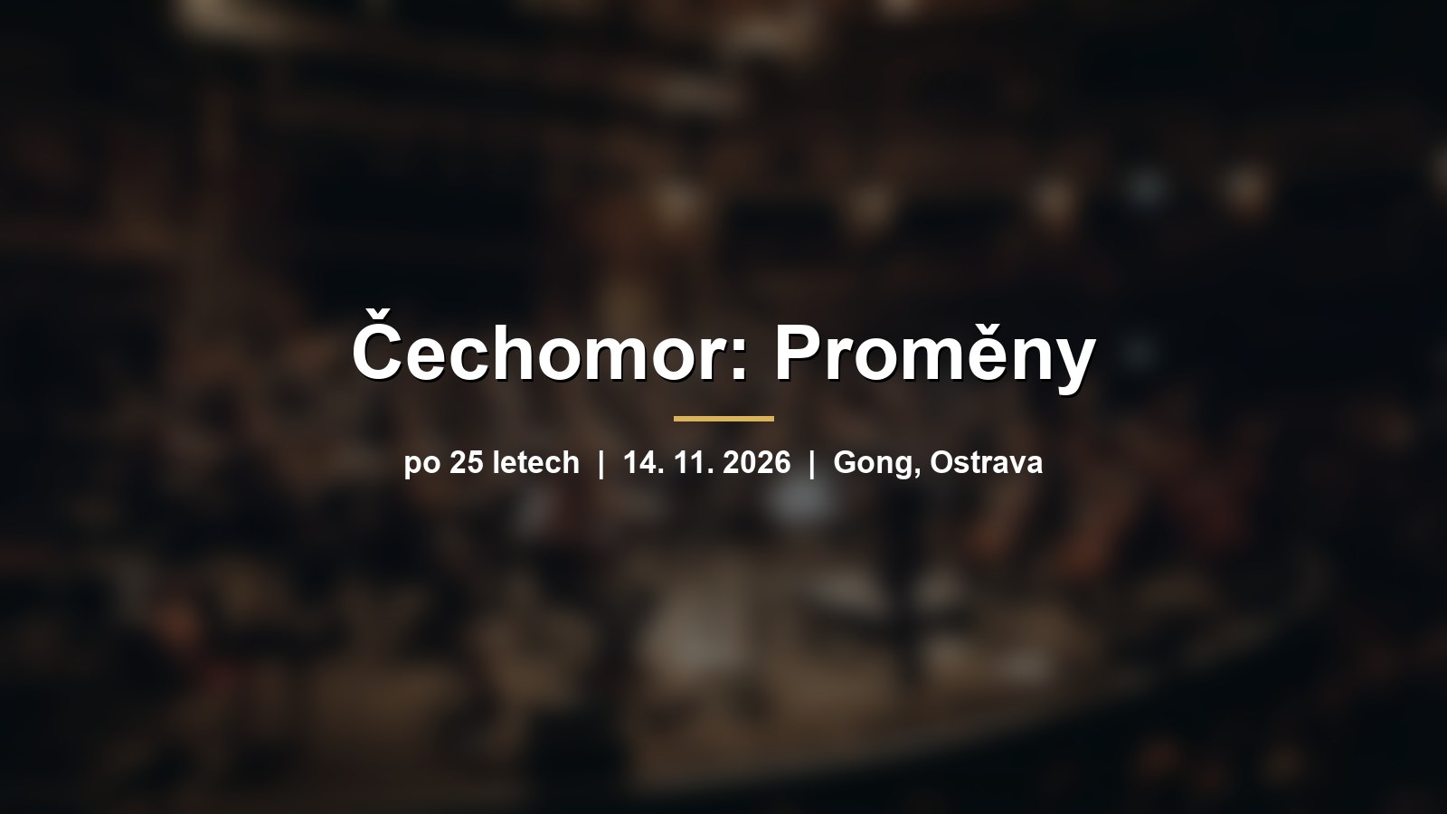 Rozmazané pódium s orchestrem v kruhovém koncertním sále s nápisem Čechomor: Proměny